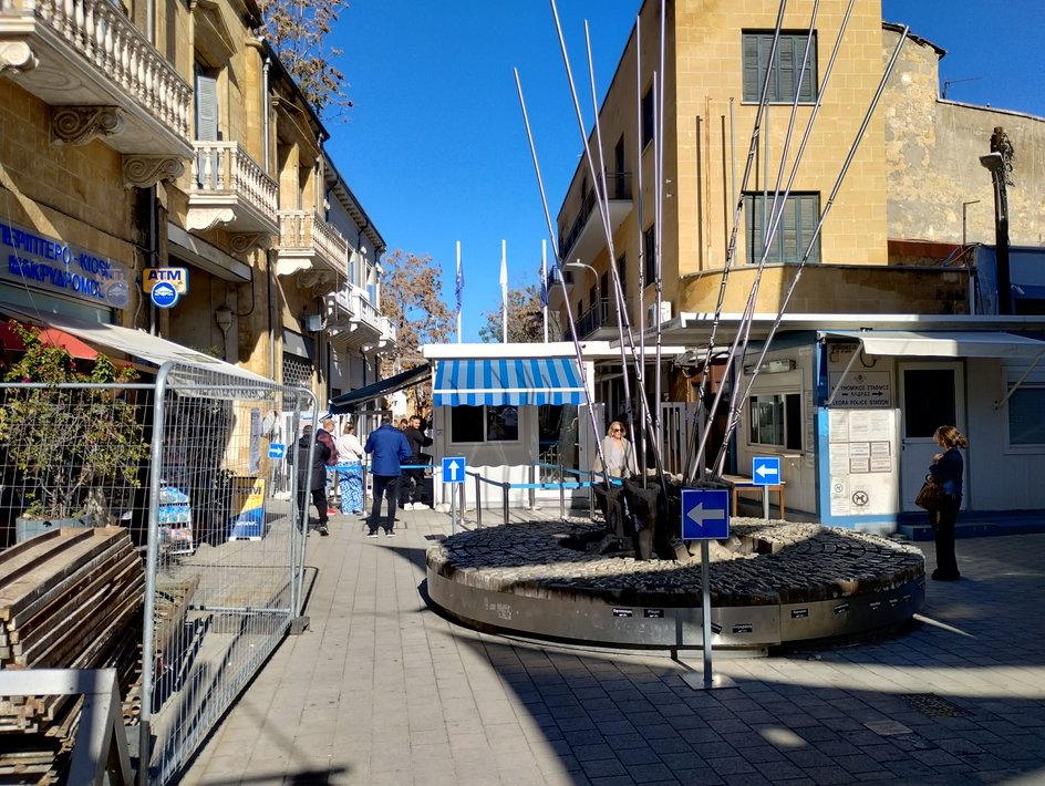 Granica Tureckiej Republiki Cypru Północnego dzieląca Nikozję na pół