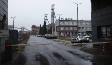 Widok na teren kopalni PG Silesia z budynkiem administracyjnym i wieżami szyb&oacute;w.
