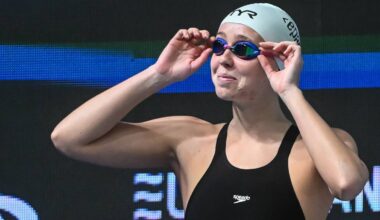 Pływaczka w czepku i okularach pływackich poprawia okulary.