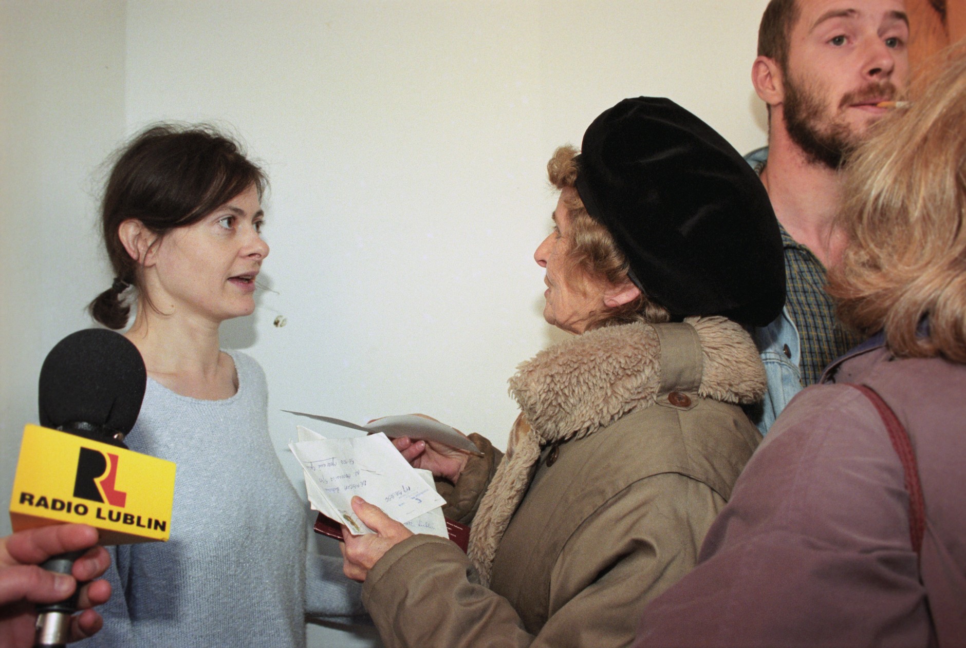 Majdan Kozłowiecki, 199 r. Dziennikarze zostali wpuszczeni do domu sekty "Niebo" w Majdanie Kozłowieckim. Jej członkowie zapewniali, że mieszkają tam dobrowolnie i są szczęśliwi. W czasie wizyty pojawiły się jednak matki twierdzące, że Kacmajor przetrzymuje ich dzieci. Kobiet nie wpuszczono do środka, a jedna z nich bezskutecznie próbowała przekazać córce nakaz sądowy