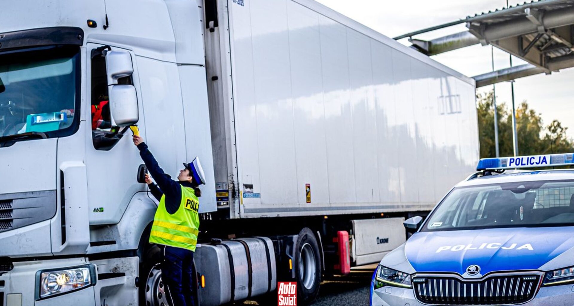 Co się działo na autostradzie A4? Jechał na awaryjnych i odbijał się od barierek. Tirem