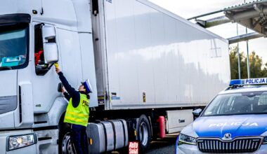 Co się działo na autostradzie A4? Jechał na awaryjnych i odbijał się od barierek. Tirem