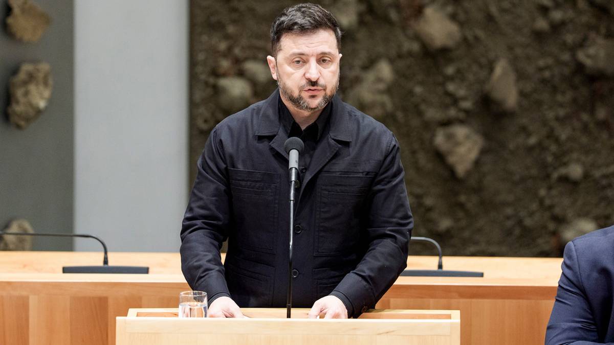 Wołodymyr Zełenski przemawia za m&oacute;wnicą.