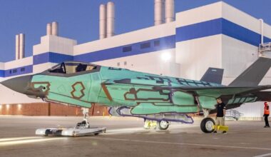 F-35A po wytoczeniu z hali montażu końcowego, zmierza do malarni w celu nałożeniem powłok lakierniczych.