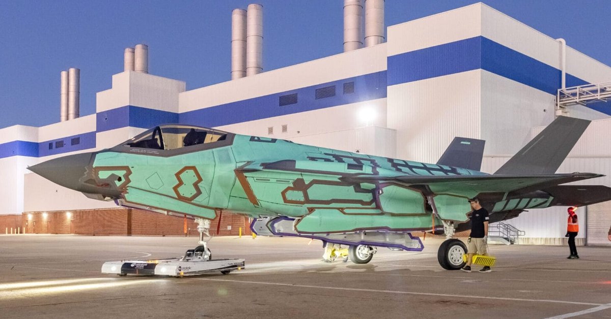 F-35A po wytoczeniu z hali montażu końcowego, zmierza do malarni w celu nałożeniem powłok lakierniczych.