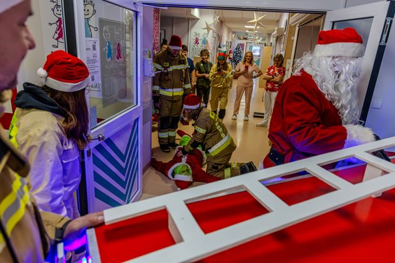 Te zdjęcia podbiły internet. Strażacy zrobili coś niezwykłego dla dzieci uwięzionych w szpitalu na święta