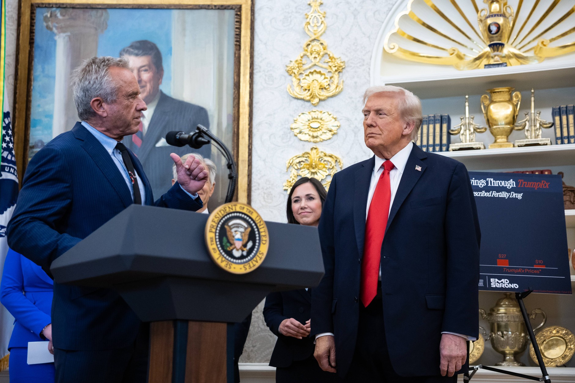 Robert F. Kennedy Jr., sekretarz zdrowia i opieki społecznej, i Donald Trump, prezydent USA, w Gabinecie Owalnym. Waszyngton, 16 października 2025 r.