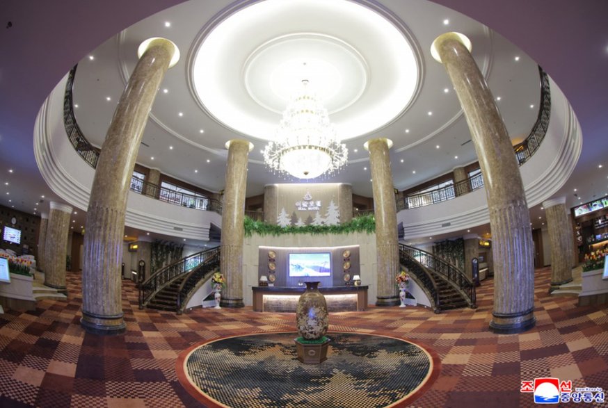 Nowe hotele otwarte w ośrodku turystycznym Samjiyon w KRLD