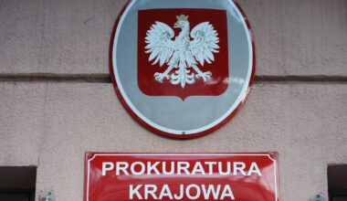 Policyjni kontrterroryści na peronie dworca PKP w Przemyślu podczas powrotu prezydenta RP Andrzeja Dudy z Kijowa.