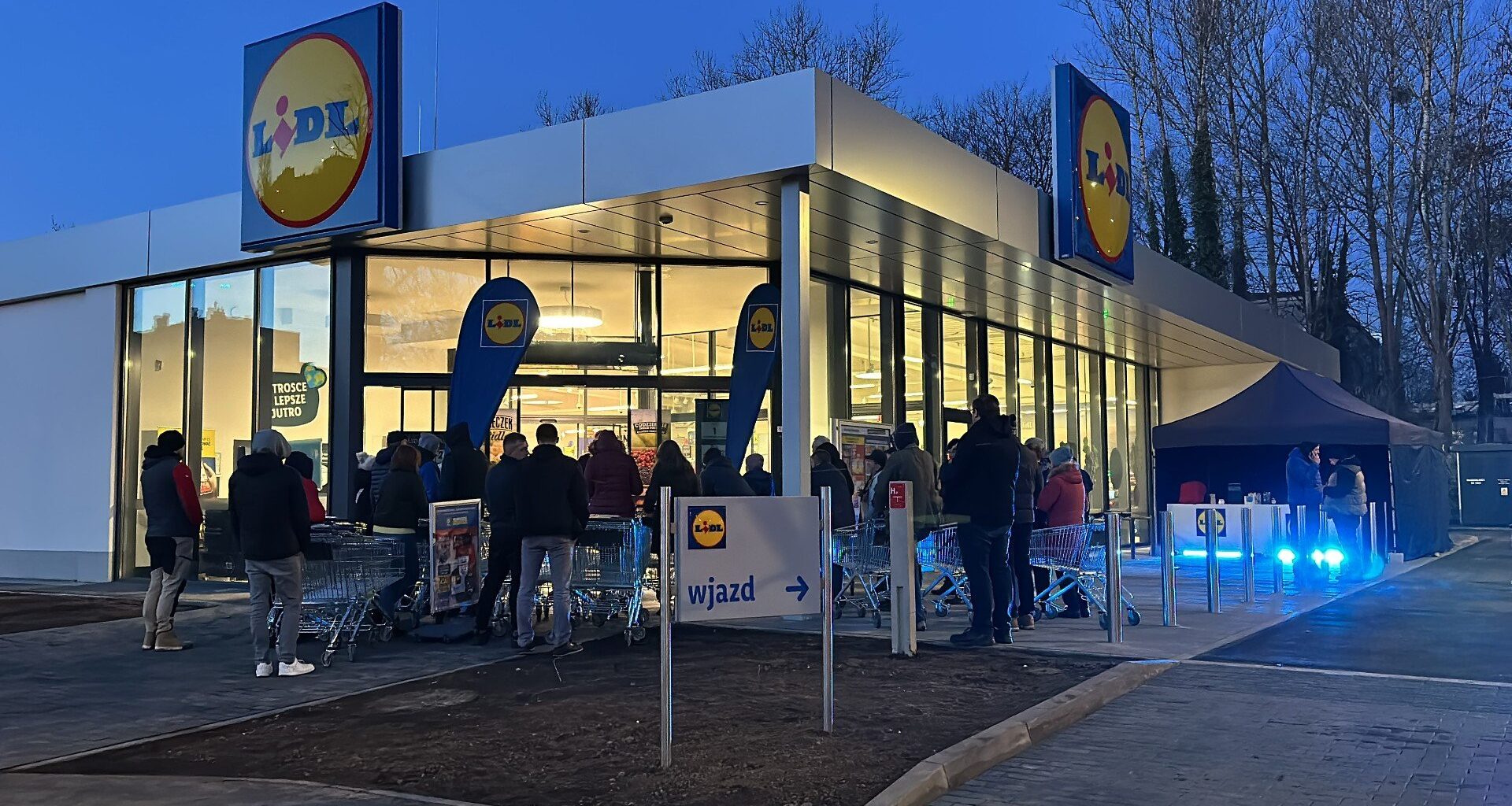 Setki milionów złotych na podwyżki w znanej sieci - Strefa Biznesu