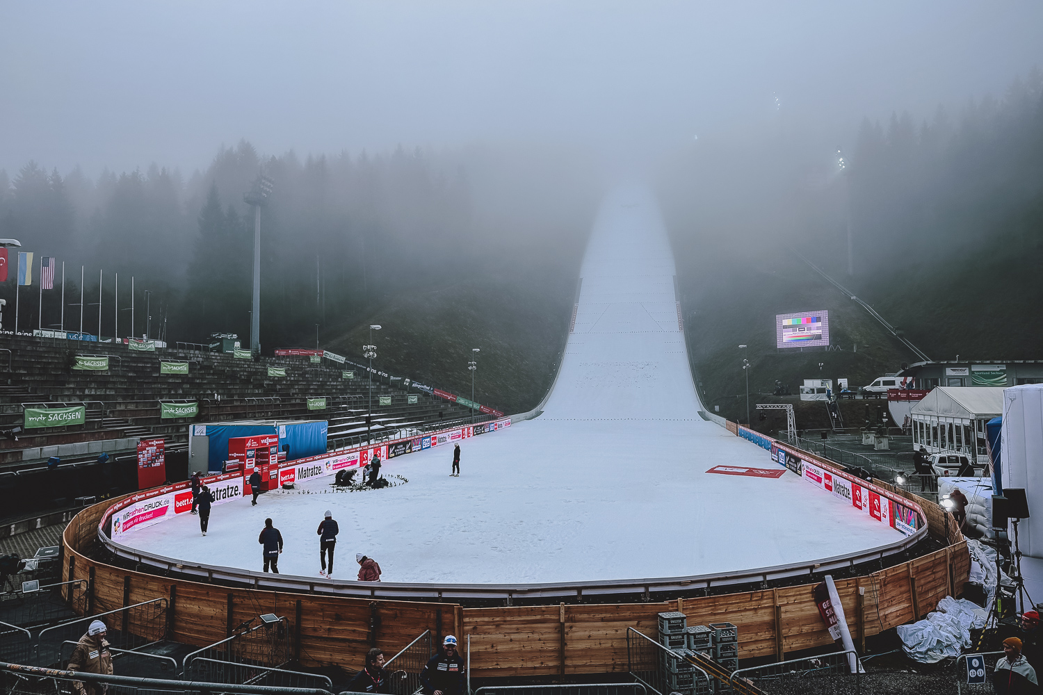 Piątek z konkursem kobiet i kwalifikacjami mężczyzn (listy startowe)