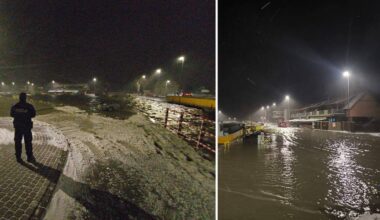 Straż pożarna układa worki z piaskiem wzdłuż zalanej ulicy Portowej we Fromborku.