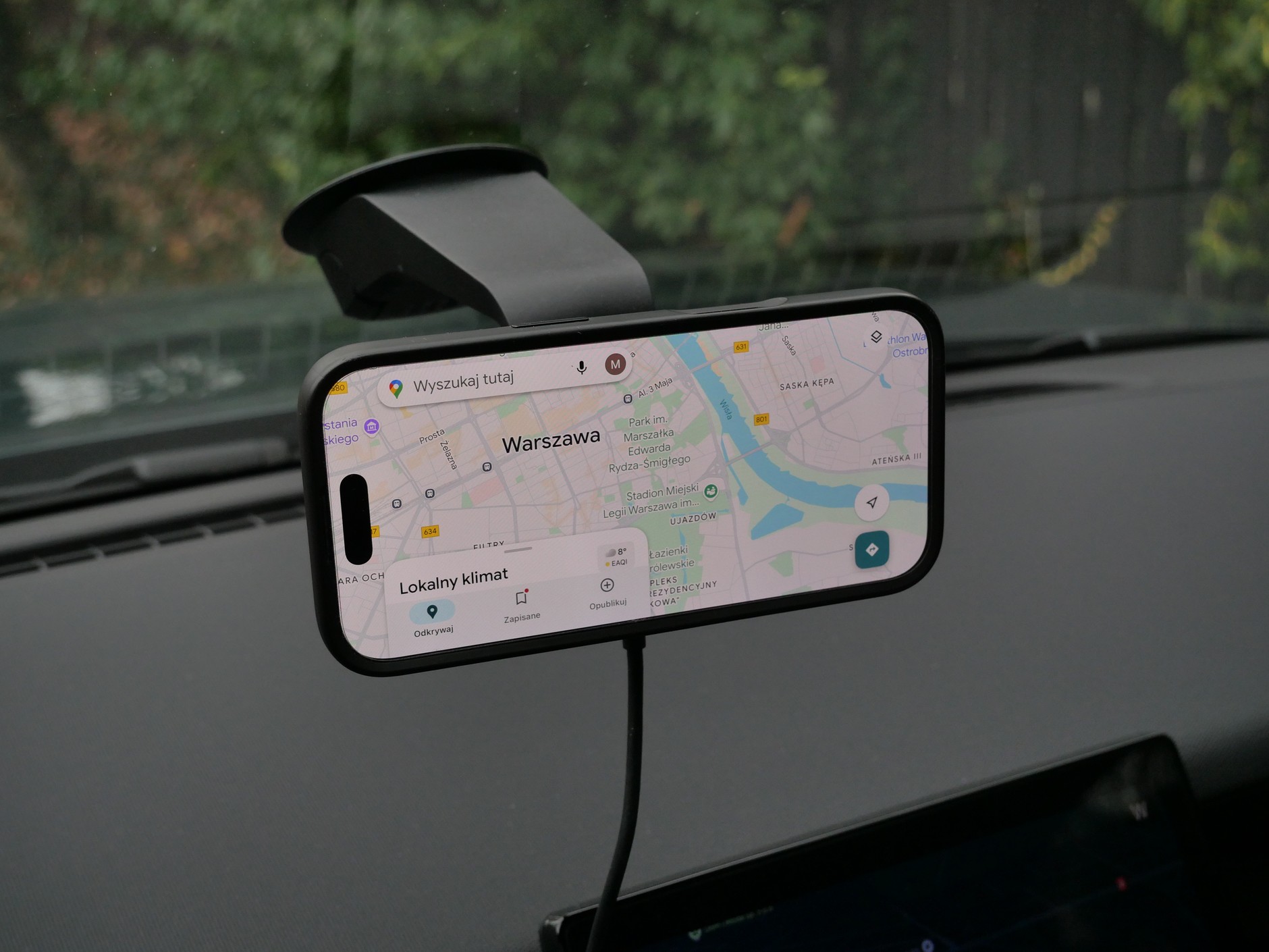 Telefon w uchwycie samoichodowym Quadlock