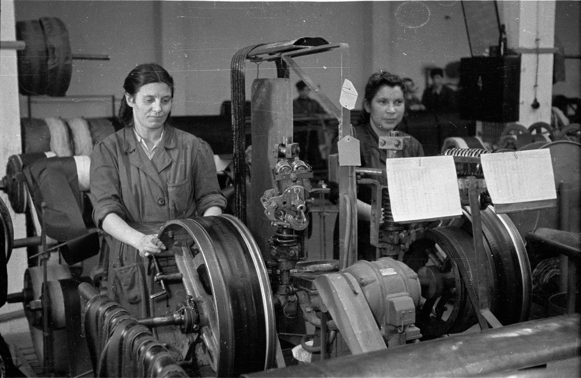 Fabryka Opon Stomil w Poznaniu w 1948 r. Z okazji kongresu zjednoczeniowego PPR i PPS zakład podjął uchwałę o przekroczeniu wielkości planowanej produkcji