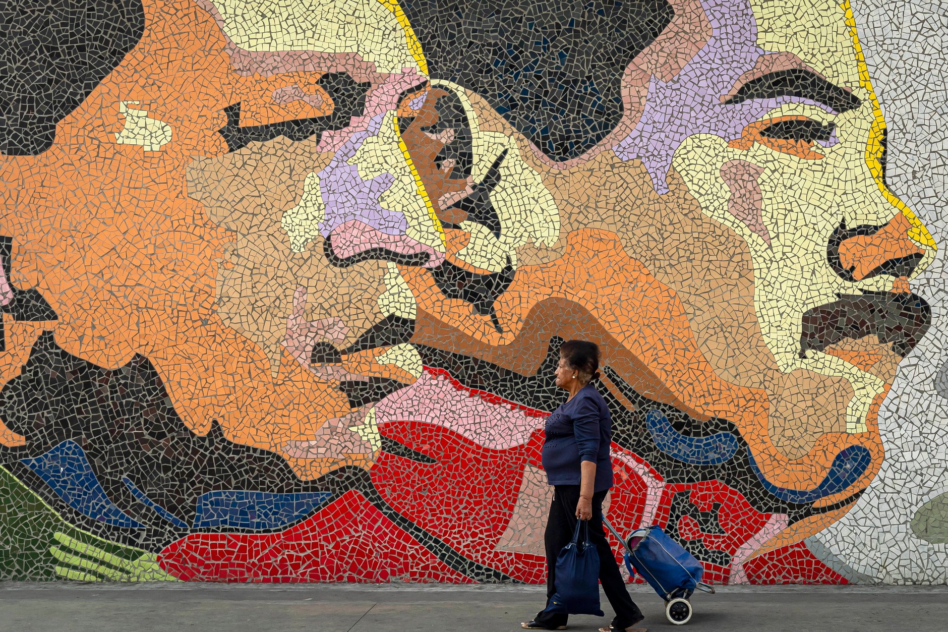 Mozaiki przedstawiającej twarze zmarłego prezydenta Wenezueli Hugo Chaveza i jego następcę Nicolasa Maduro. Caracas, 20 listopada 2025 r.