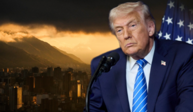 Donald Trump przemawia na tle flagi USA i panoramy miasta z g&oacute;rami w oddali.