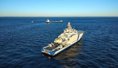 Statek transportowy Fitburg na morzu.