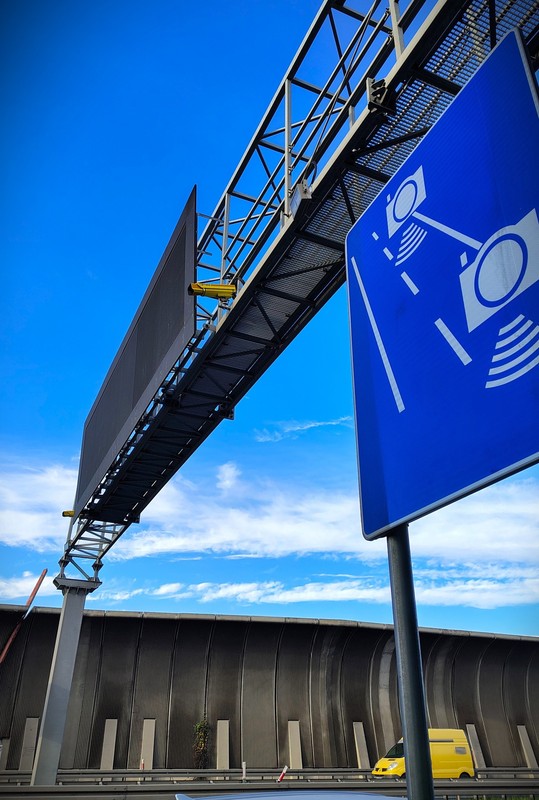 Odcinkowe pomiary prędkości na S2 i S8 pod Warszawą mają już odsłonięte tablice