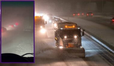 Samochody jadące w warunkach intensywnych opad&oacute;w śniegu i zawiei na drodze ekspresowej S7. Widoczne są pługopiaskarki usuwające śnieg z jezdni.