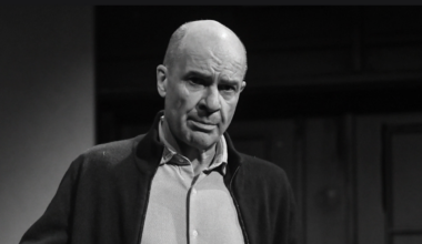 Portret Piotra Cieplaka, reżysera teatralnego i pedagoga.