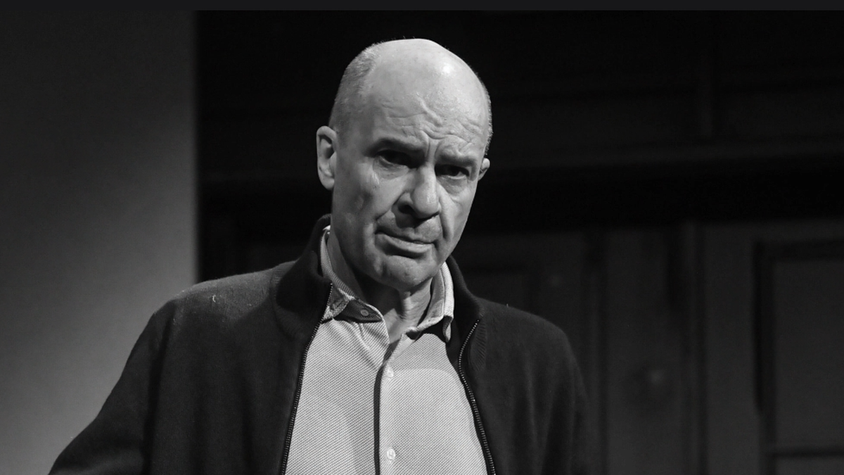 Portret Piotra Cieplaka, reżysera teatralnego i pedagoga.