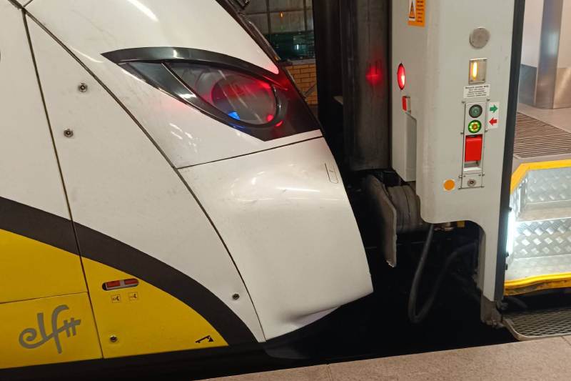 Świąteczny „pocałunek” składów KD i PKP IC we Wrocławiu