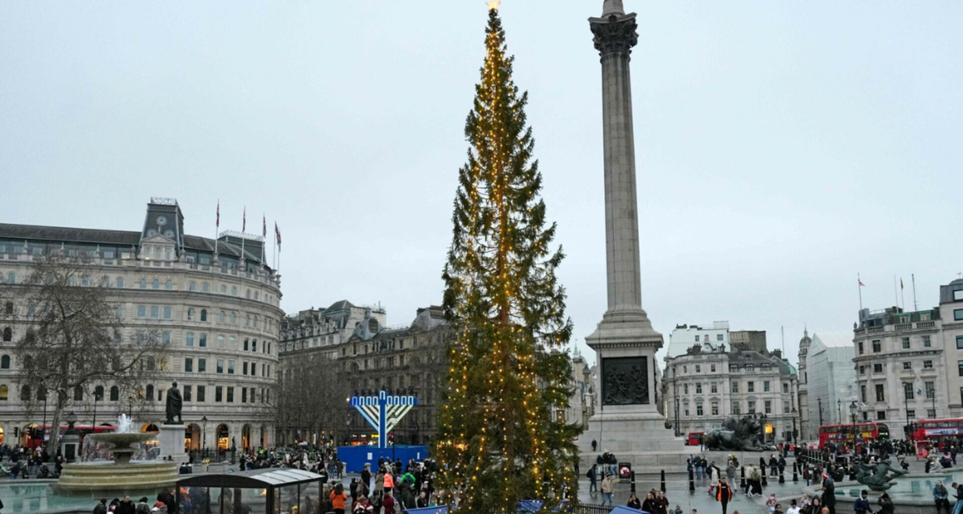 Kolędnicy występują wokół choinki na Trafalgar Square w centrum Londynu, 21 grudnia 2025 r.