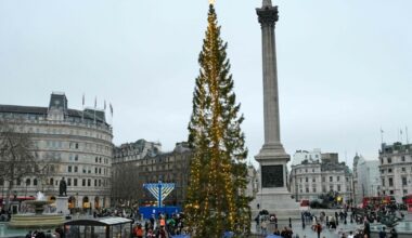 Kolędnicy występują wokół choinki na Trafalgar Square w centrum Londynu, 21 grudnia 2025 r.