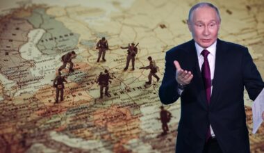 Prezydent Rosji Władimir Putin w Moskwie w 19 listopada 2025 r. W tle grafika uwzględniająca mapę Europy
