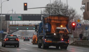 Drogowy armagedon w Warszawie. Potężna gołoledź na ulicach, nagrania w sieci