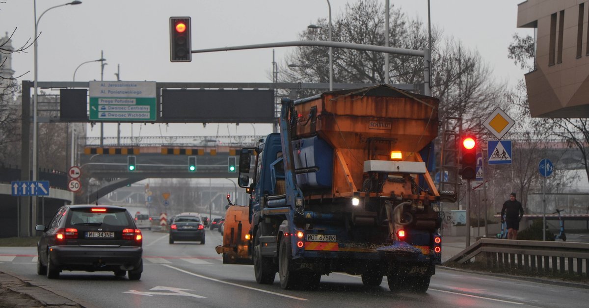 Drogowy armagedon w Warszawie. Potężna gołoledź na ulicach, nagrania w sieci