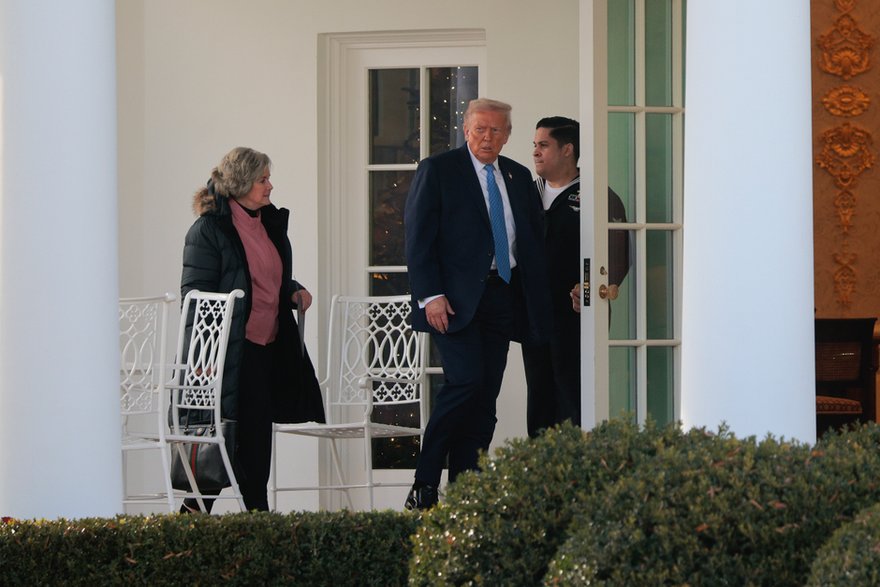 Donald Trump (w środku) przed Białym Domem, w dniu podpisania “Porozumień Waszyngtońskich”, 4 grudnia 2025 r.