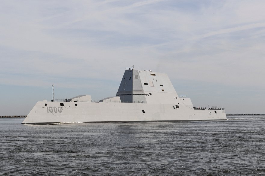 Niszczyciel rakietowy USS Zumwalt (DDG 1000) w drodze do portu w Jacksonville na Florydzie, USA (zdj. poglądowe)