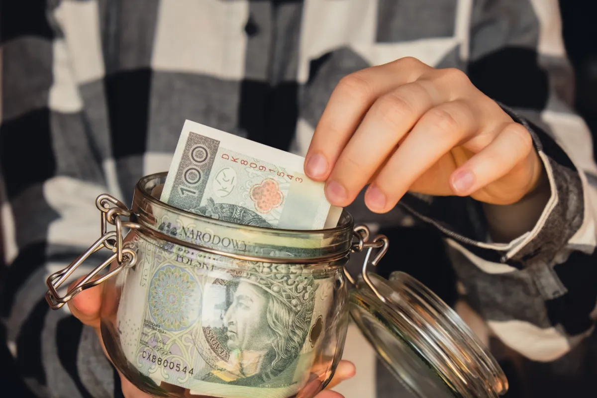 Dodatkowe 500 zł do emerytury na stałe, ale tylko dla uprawnionych świadczeniobiorców. Sprawdź, czy się kwalifikujesz