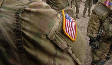 Naszywka z flagą USA na ramieniu amerykańskiego żołnierza.