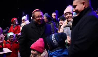 Po raz 19. rozbłysła Choinka pod Oknem Papieskim. Po raz pierwszy rozświetlił ją kard. Grzegorz Ryś