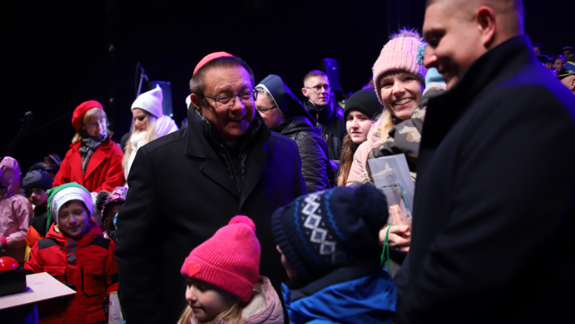 Po raz 19. rozbłysła Choinka pod Oknem Papieskim. Po raz pierwszy rozświetlił ją kard. Grzegorz Ryś