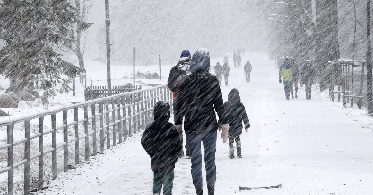 Nadciąga atak zimy. Jest alert RCB. "Możliwe przerwy w dostawie prądu"