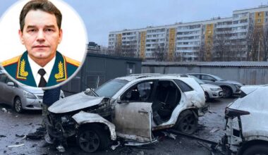 Portret mężczyzny w mundurze wojskowym z zielonym kołnierzem i złotymi ozdobami, obok zdjęcie zniszczonego białego SUV-a po wybuchu.