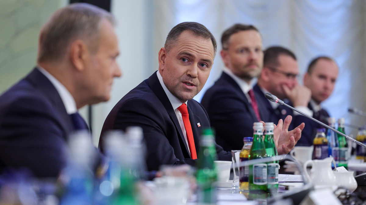 Paweł Szefernaker, szef gabinetu prezydenta, przemawia przy stole podczas spotkania.