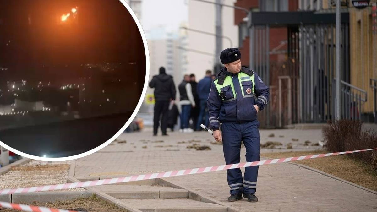 Policjant w mundurze stoi na tle taśmy policyjnej, a w tle widoczne są inne osoby. W okręgu w lewym g&oacute;rnym rogu znajduje się zdjęcie nocnego nieba z widocznym światłem, przypominającym eksplozję.