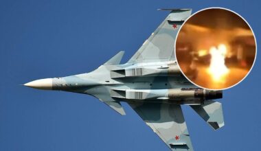 Samolot myśliwski Su-30SM w locie, z wstawką pokazującą eksplozję na lotnisku.