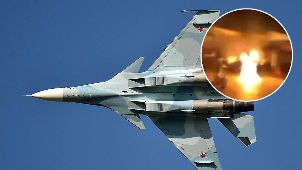 Samolot myśliwski Su-30SM w locie, z wstawką pokazującą eksplozję na lotnisku.