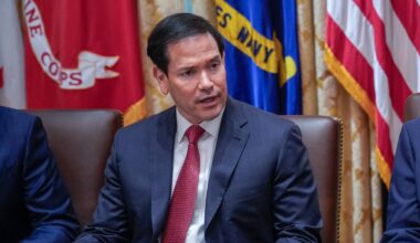 Senator Marco Rubio i Prezydent Donald Trump siedzą przy stole konferencyjnym.