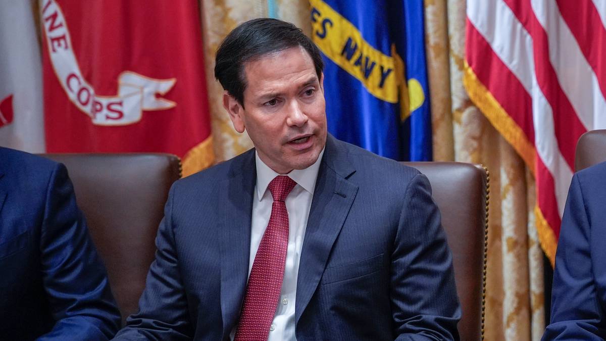 Senator Marco Rubio i Prezydent Donald Trump siedzą przy stole konferencyjnym.