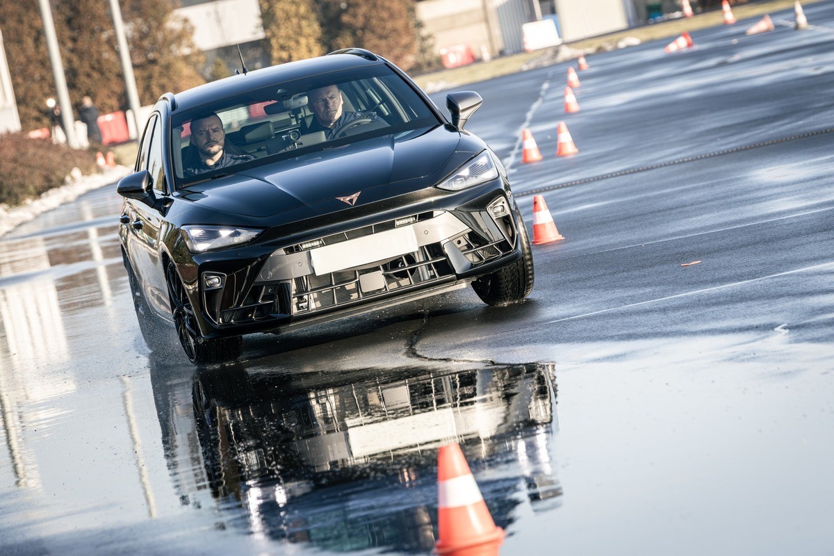 Nowe nieoznakowane radiowozy policji. To 333-konne Cupry