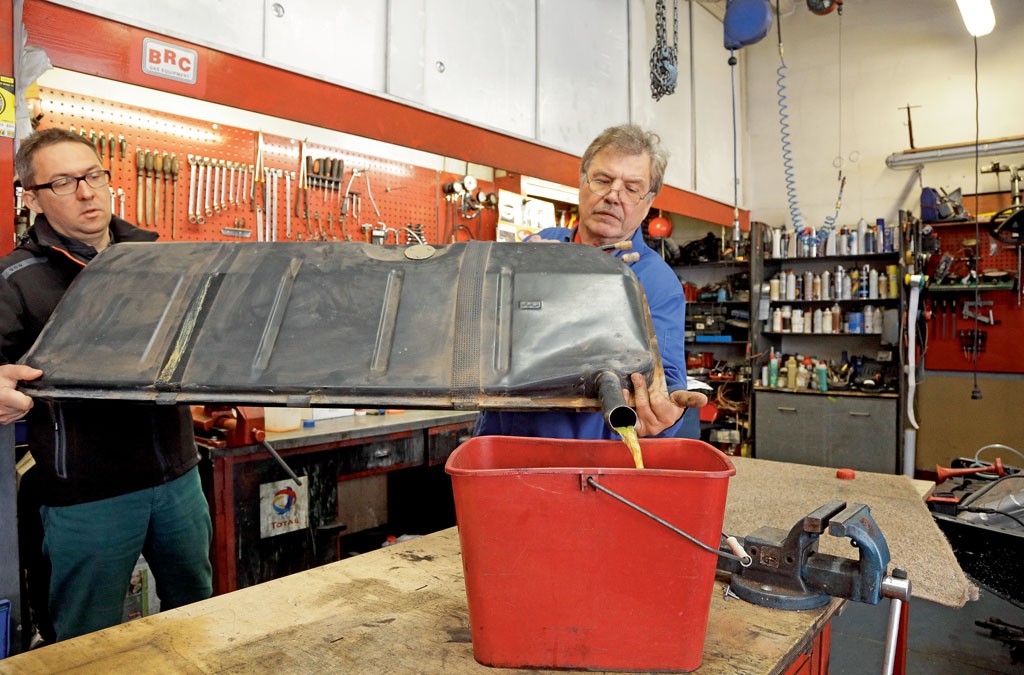 Zmiany w składzie paliwa sprawiają, że auta psują się inaczej niż kiedyś. Metalowe zbiorniki paliwa rdzewieją od środka, nawet jeśli są wypełnione benzyną.