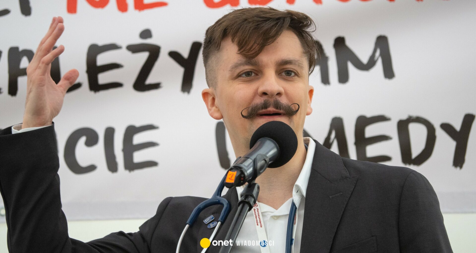 Prezydent i premier ścigają się na medyczne szczyty. "Ochrona zdrowia jest w sytuacji tragiczne"