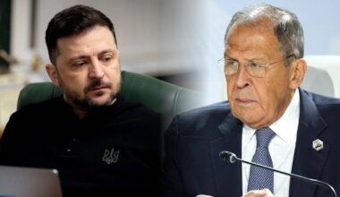 Zdjęcie przedstawia zestawienie dw&oacute;ch postaci: po lewej Wołodymyr Zełenski, prezydent Ukrainy, siedzący przy biurku z laptopem, po prawej Siergiej Ławrow, minister spraw zagranicznych Rosji, siedzący przy mikrofonie w garniturze.