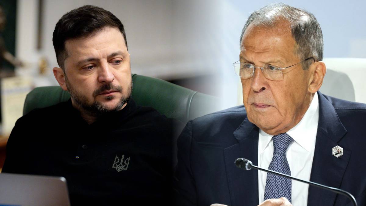 Zdjęcie przedstawia zestawienie dw&oacute;ch postaci: po lewej Wołodymyr Zełenski, prezydent Ukrainy, siedzący przy biurku z laptopem, po prawej Siergiej Ławrow, minister spraw zagranicznych Rosji, siedzący przy mikrofonie w garniturze.